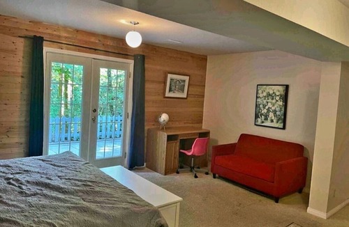 Maple Ridge House | Private Basement suite, beautiful ravine! Perfect, Relaxation or Celebration 🤩