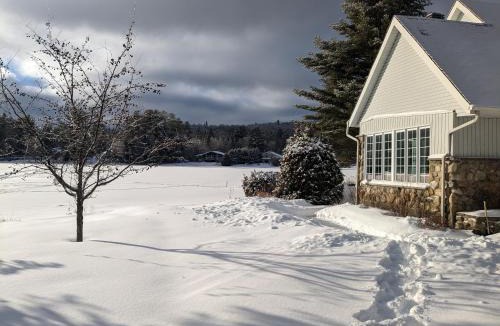 Chertsey Ski Chalet | Private Beach, Jacuzzi & Ski