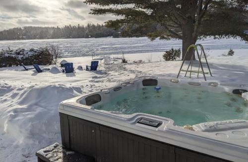 Chertsey Ski Chalet | Private Beach, Jacuzzi & Ski
