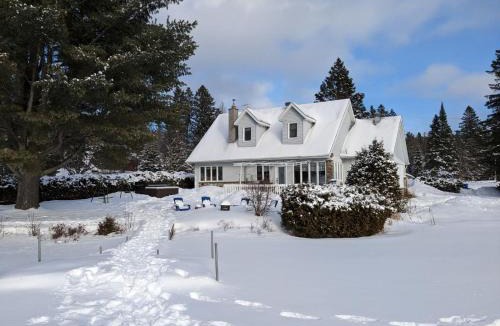 Chertsey Ski Chalet | Private Beach, Jacuzzi & Ski