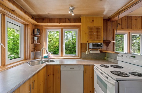 Wymbolwood Beach Cottage | Private Beachfront Cottage in Tiny