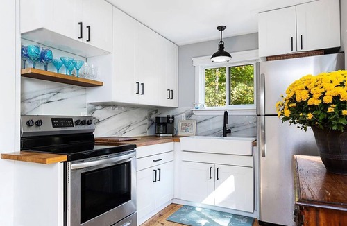 Utterson Cottage | Private Beachfront Oasis on Skeleton Lake