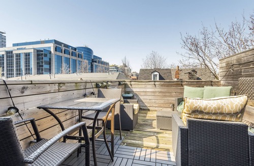 Niagara House | Private: Bright 2-Storey Loft w/Rooftop