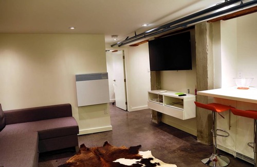 Cote-Des-Neiges—Notre-Dame-De-Grace Resort | Private room ∙ 2 guests
