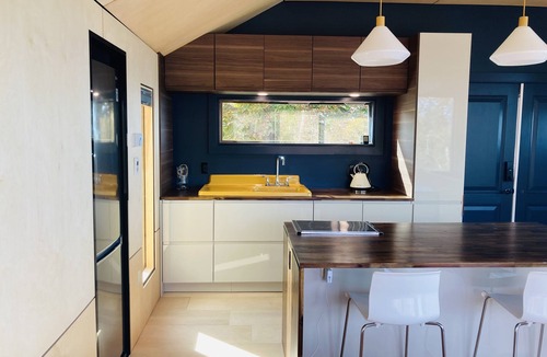 Kings County House | Private Coastal Waterfall Escape, for Couples- Tides, Sauna, 55' Ocean Falls