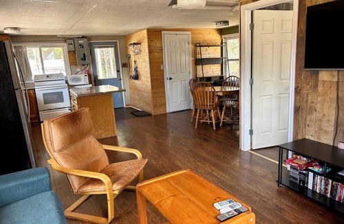 Five Islands Cottage | Private Cozy Acreage in nature (pets welcome)