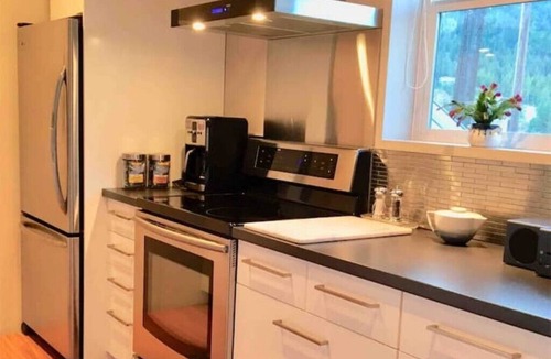 Kaslo Apartment | Private downtown lakefront apartment in a unique heritage building. n