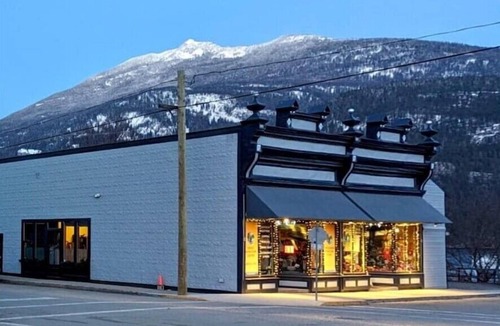 Kaslo Apartment | Private downtown lakefront apartment in a unique heritage building. n