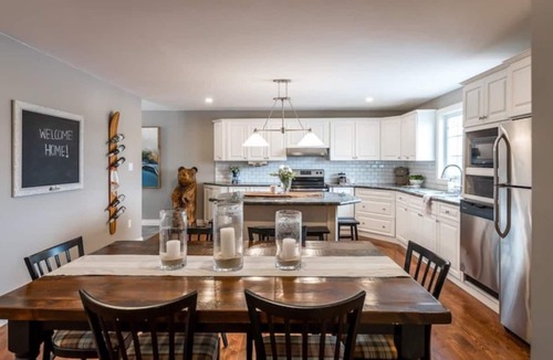 Perry House | Private Four-Season Lakefront Cottage *Hot Tub*