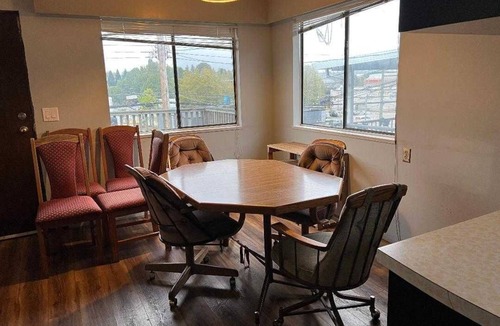 Renfrew-Collingwood House | Private Home For a Group of 4n