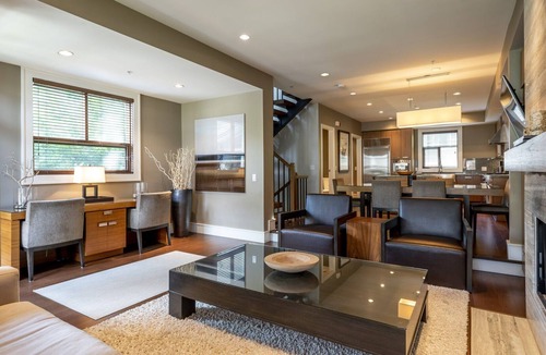 Whistler Apartment | Private Hot Tub | Garage | AC | Secure mud room