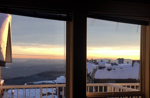 Big White Ski Resort Condo | Private Hot Tub! LOCATION! Ski in/out on Perfection Run, 5 min walk to village