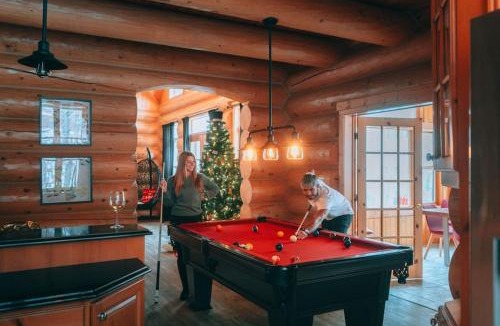 Fiddler Lake Resort Ski Chalet | Private Hot Tub Sauna Indoor pool ski Monopoly