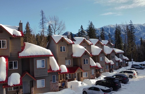 East Kootenay Condo | Private Hot Tub. Ski In & 15 Minute Walk to the Elk Chair