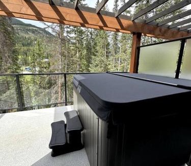 East Kootenay House | Private Hot Tub Ski In Ski Out Sleeps 9