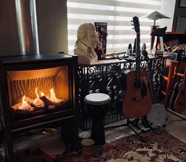 Gibsons House | PRIVATE HOUSE and private HOT TUB Seas The Day Pets BBQ Beaches Artists Studio Lower Gibsons The Bay