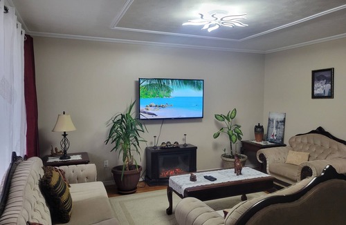 Ottawa Division House | Private House in Center of Ottawa with 5 parking close to Ottawa airport