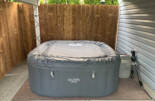 Courtenay House | Private House in quiet neighbourhood - hot tub - yard & secure garage parking