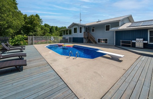 Picton House | Private House near Sandbanks on acreage with resort like feel