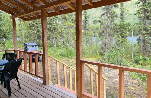 Yukon Cabin | Private lakefront cabin with mountain views