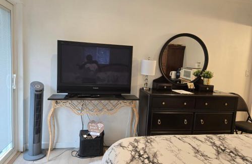 Regional District of Nanaimo Bed & Breakfast | Private master bedroom in a farmhouse