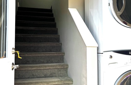 Cumberland Apartment | Private, Modern, Guest Suite in Cumberland BC, w/Full Kitchen, Close To Mt Wash