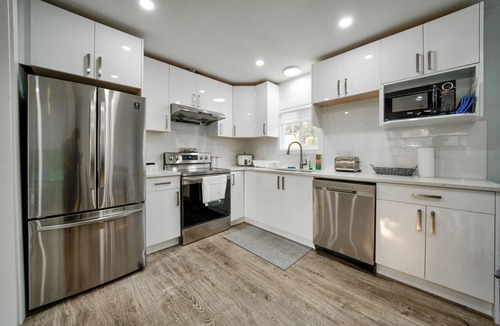 Langley House | Private modern home, 5 beds, Central Langley
