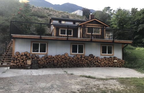 Lillooet House | Private, modern house nestled in the mountains overlooking the Fraser River.