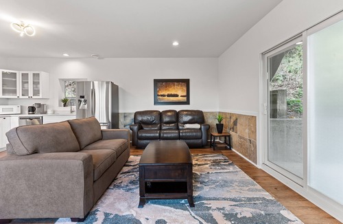 Chilliwack House | Private Mountainside Home - close to hiking trails and rivers.