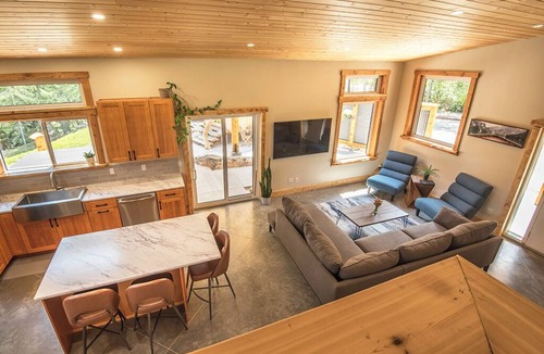 Rossland House | Private oasis with sauna and hot tub @ Red Mountain