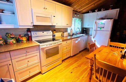 Anne's Land Cabin | Private, Ocean View Cottage, 5 Mins - Cavendish, large deck, A/C, Wifi, Sleeps 6