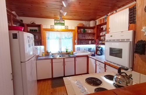 Cornwall House | PRIVATE PEI SOUTH SHORE COTTAGE: POOL, A/C, near BEACH, GOLF & Charlottetown