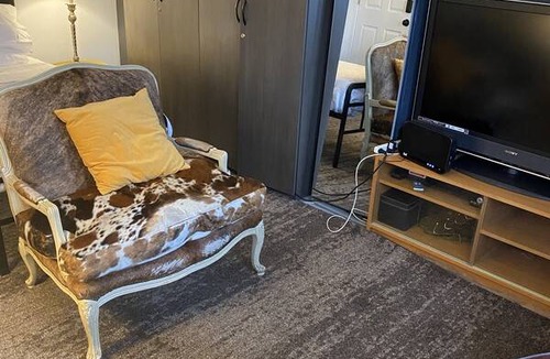 Leslieville Resort | Private room ∙ 1 guest