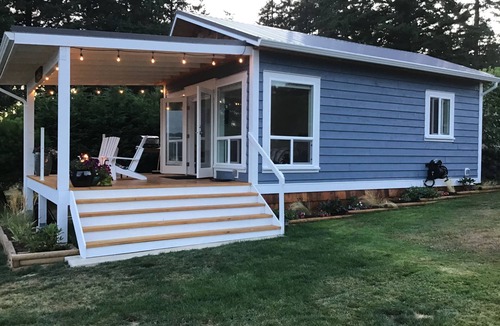 Brew Bay Apartment | Private, Relaxing Ocean Front Cottage.