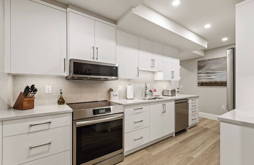 Langley House | Private Retreat Minutes from Thunderbird Show Park