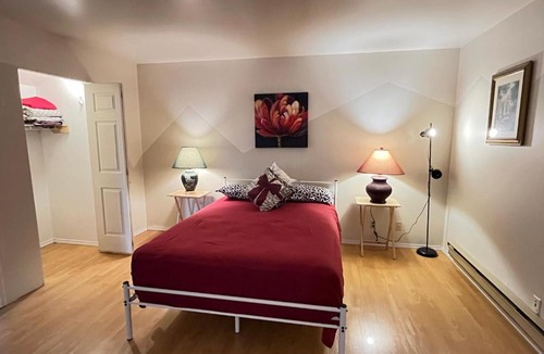 Surrey House | Private Romantic Room with Attached Bath & Balcony - Beautiful & Peaceful Location