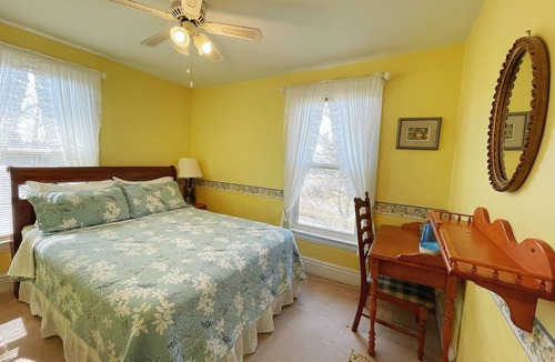 Niagara Falls Bed & Breakfast | Private Room Honey Room 15 MINS WALK to Falls