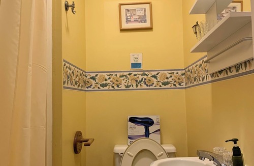Niagara Falls Bed & Breakfast | Private Room Honey Room 15 MINS WALK to Falls