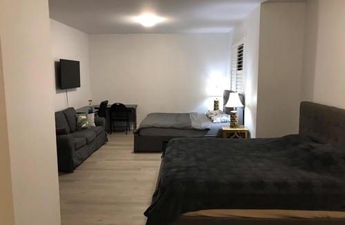 Durham Region House | Private Rooms - Luxury Villa - BnbbookingCA Oshawa