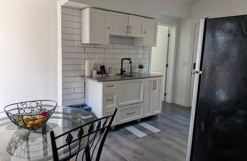 Hamilton Cottage | "Private Rymal Estate Cottage | Family-Friendly | Free Parking & Wi-Fi"