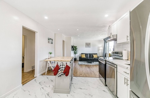 Sudbury House | Private Single Unit Detached House - 5 mins to Shopping Mall