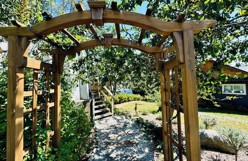 Powell River Apartment | Private studio, beach access, hot tub, storm watching pet friendly - Heron Suite