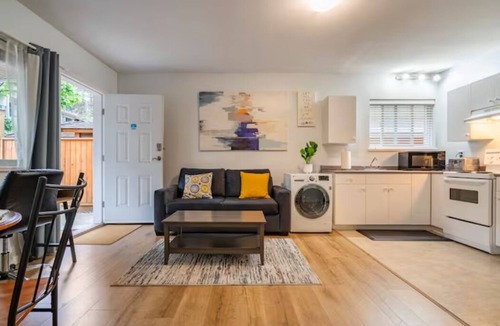 Sappertown Bed & Breakfast | Private Suite! Convenient location for Commuters, Essential Workers and Trades!