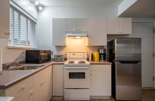 Sappertown Bed & Breakfast | Private Suite! Convenient location for Commuters, Essential Workers and Trades!