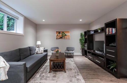 North Vancouver House | PRIVATE Suite
