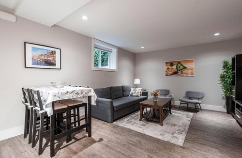North Vancouver House | PRIVATE Suite