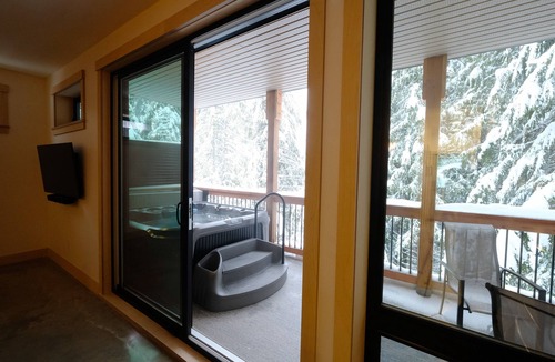 Rossland House | Private Suite & Hot Tub @ Red