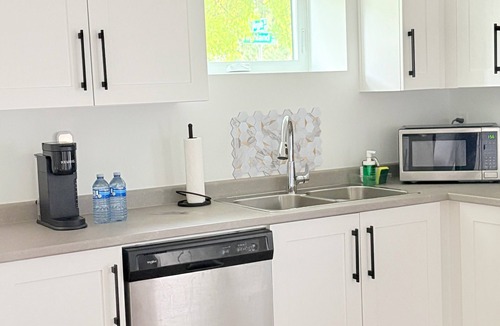 Burke Mountain House | Private Suite King Bed Free Parking 270 Mbps Internet Netflix Quiet