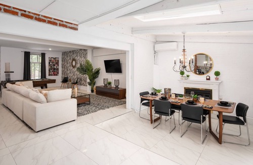 Gay Village House | Private TownHouse/Jaccuzzi Pool table &2 terrasses