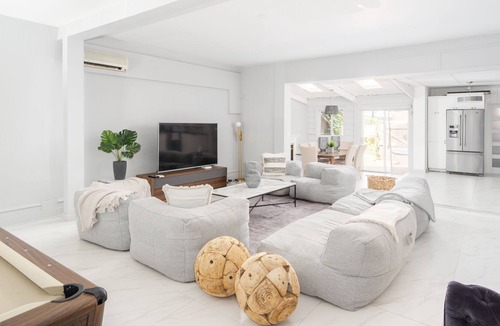 Quartier des Spectacles House | Private TownHouse/Jaccuzzi Pool table &2 terrasses